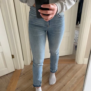 Jeans - Snygga jeans från Gina, slitningar nedtill med slits på insidan (jag på bilden är 173 cm)