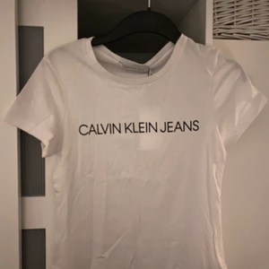 Calvin Klein tröja  - Helt ny , prislappen kvar, storlek Xs.