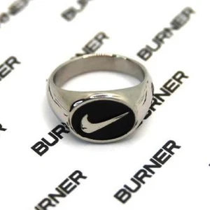 NIKE SWOOSH RING - NIKE swoosh ring i silver, rostfri. Storlek 7 vilket passar perfekt på mitt långfinger. obs! Första bilden är lånad, de andra två är mina bilder❤️ Frakten är 12kr✨