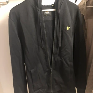 Lyle & Scott zip hoodie, svart - Lyle & Scott zip hoodie, svart M. Condition: 5/10