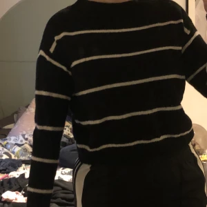 H&M storlek S - Stickad svart tröja med vita ränder