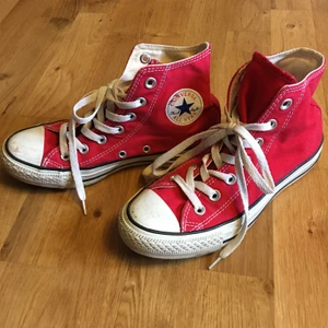 Converse - Röda Converse.                                                                  Strl 36,5    Frakt tillkommer 