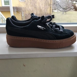 Puma sneakers - Säljer dessa så snygga "Puma Suede Platform" skorna. Storlek 36. Svarta med brun sula. Väldigt sparsamt använda i och med att de inte passar min stil. Men så snygga och känner att de ska få ge någon annan glädje nu! 400 kr inklusive frakt❤️ pris kan diskuteras