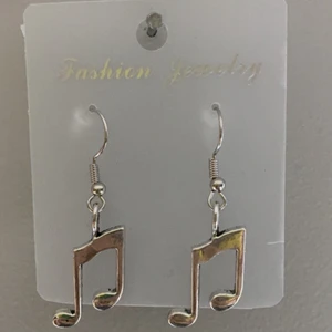 Örhängen  - Skit coola Silverfärgade örhängen med tonberlock, som jag gjort själv. 40kr + 12kr frakt. Finns 1 i lager