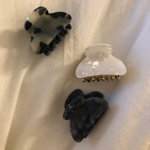 Små hårklämmor - Superfina små hårklämmor, de va alldeles för små för mitt hår. Så säljer dem vidare, helt oanvända. 30kr/st  vita såld 