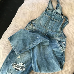 Hängselbyxor st M/L - Hängselbyxor med slitna ben