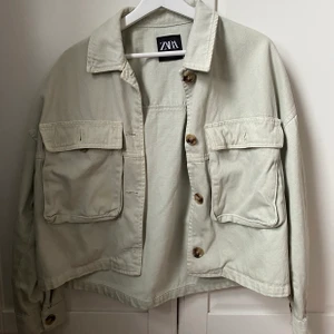 Zara cellas jeansjacka - Skitsnygg jacka från Zara! Mintgrön och perfekt nu till våren!🤩 säljer eftersom jag inte får någon användning för den! Frakt 66kr