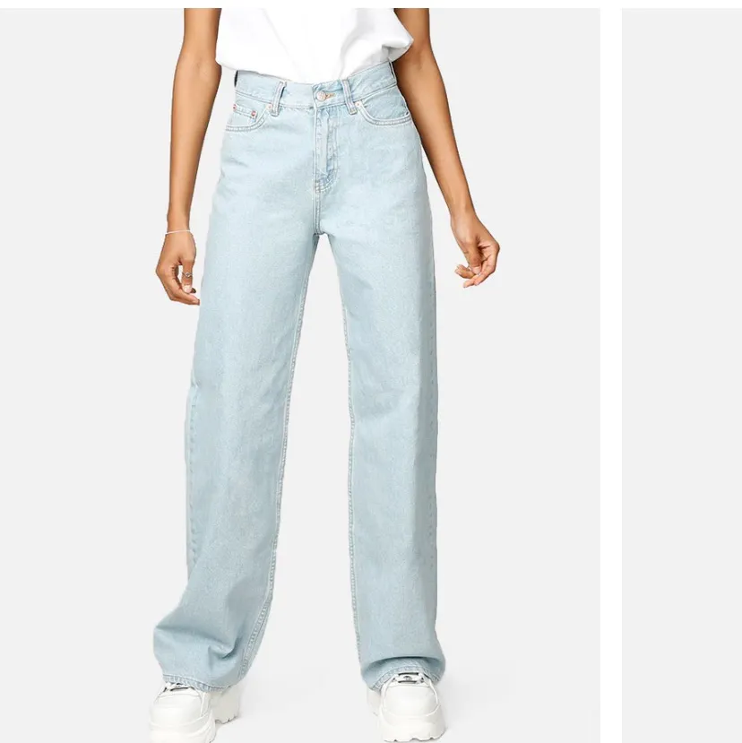 Populära jeans ifrån junkyard, köpta på plick men säljer eftersom det är för små. Enligt tidigare beskrivning är de väldigt lite använda och det är i fint skick. Köpare står för frakt . Jeans & Byxor.