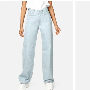 Jeans-Wide Leg - Populära jeans ifrån junkyard, köpta på plick men säljer eftersom det är för små. Enligt tidigare beskrivning är de väldigt lite använda och det är i fint skick. Köpare står för frakt 