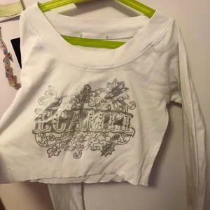 Y2k - Cool y2k tröja som det står Ecamel på med små glitter på och i silvrigt.köpt på secondhand.