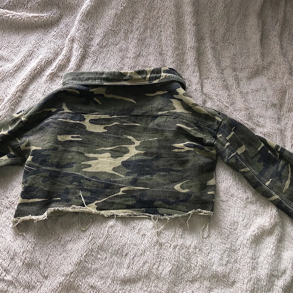 En camoflage jeans jacka som är storlek S men känns som en XS. Parfekt nu till våren och sommaren. Säljer pga det inte är min stil🤍 (Obs står ej för frakt och postens slarv). Jackor.