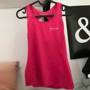 Träningstopp - Fin och skön träningstopp, funkar alltid och ha en varm sommardag när man ska ut på löprunda. Storleken 36 känns även som en 34-38