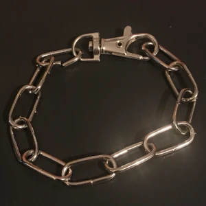 Grunge Skate Oldschool armband - Ett snyggt armband som jag har gjort själv, helt oanvänd! Cirka 22 cm runt handleden. Frakt 12 kr. Köp nu! 💯💯