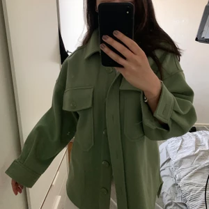 Jacka  - Vår/höstjacka i finaste färgen! Lite oversized i modellen för mig som har S 