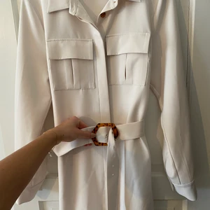 Klänning från nakd - Jättefin beige klänning från nakd. Är i storlek 38. Använd 2 gånger. Är lite kort på mig, är 178cm lång. 