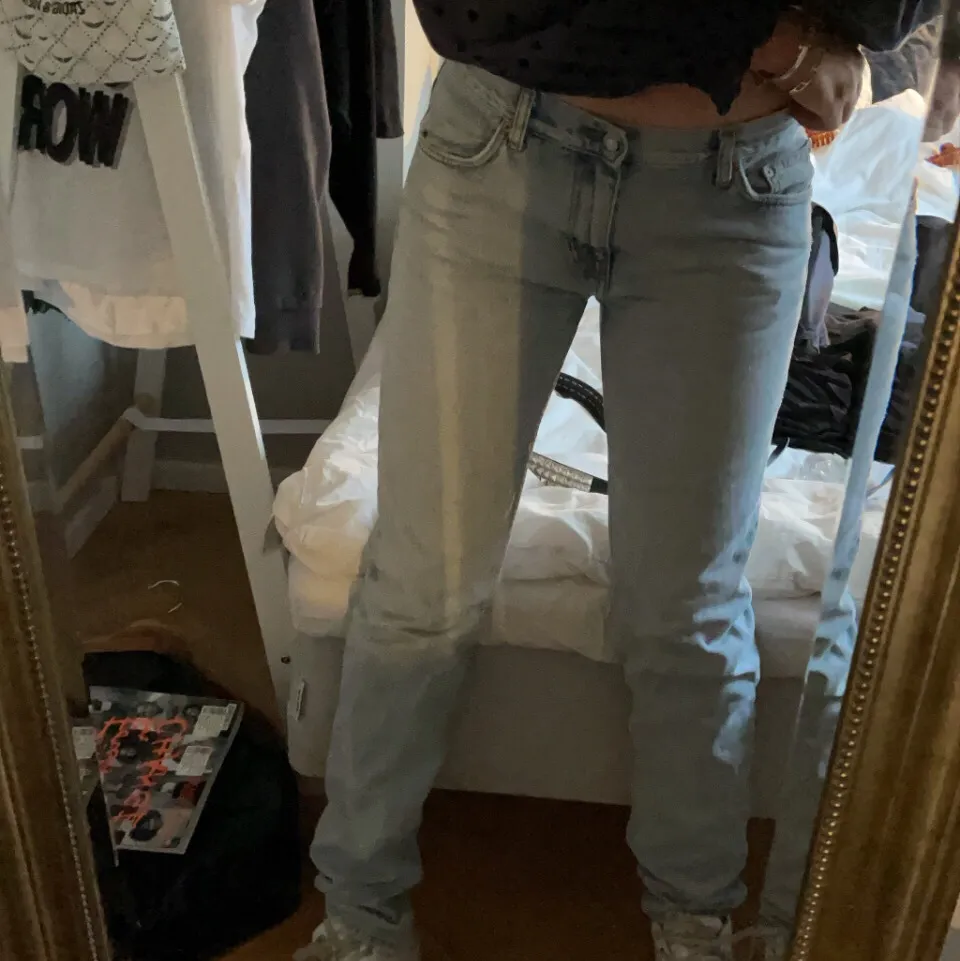 Fina jeans från weekday! De är i herrstorlek och funkar som lågmidjade på mig! De är raka i modellen!! (Modellen heter friday) Tar emot bud ifrån 100💋(KÖP DIREKT:250). Jeans & Byxor.