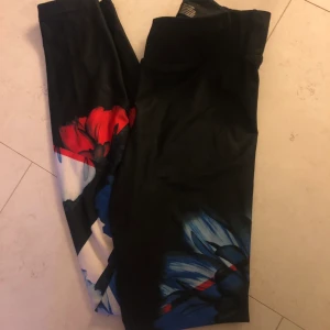 Träningsbyxor  - Säljer ett par soc träningsbyxor, som inte kommer till användning. Storlek XS väldigt töjbara. (Orginalpris 150)