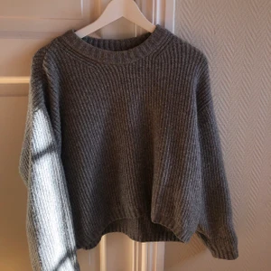 Superfin stickad tröja  - Säljer min fina stickade tröja ifrån HM. Köpt för 400kr, använd men i mycket bra skick. Det är en 34 men siitter lite mer oversized. Köparen står för frakten. 