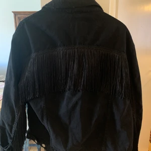 Jeansjacka med fransar  - Svart jeansjacka med fransar, super snygg och perfekt till våren! 🖤  