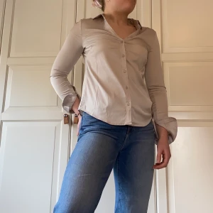 H&M skjorta - Helt oanvänd skjorta från H&M i silke med lappen kvar. Möts i Göteborg eller skickar. Köparen står för frakten. DM:a för frågor!