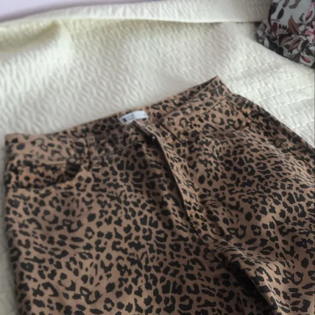 Snygga leopard jeans från Gina. Inte så stretchiga. Oanvända då de är för små för mig. STORLEK: 40 men skulle säga 38. Jeans & Byxor.