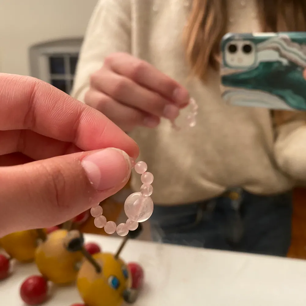 Superfin ring av jättefina glaspärlor i färgen rosa. Helt ny och aldrig använd från Desert Design! Har en massa andra annonser där jag säljer samma typ av ring fast i massa andra olika färger så om ni är intresserade kan ni gärna gå in och kolla! Hör av er vid frågor eller funderingar!💞 köparen står för frakt . Asusteet.