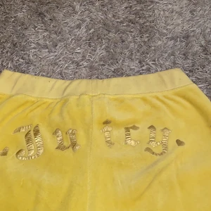 Juicy couture byxor gula - Använda men mycket fina! Super fin färg