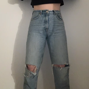 Blåa (håliga) jeans - Ett par jeans med hål vid knäna! Från Zara. Storlek 38. 200 kr + ev frakt