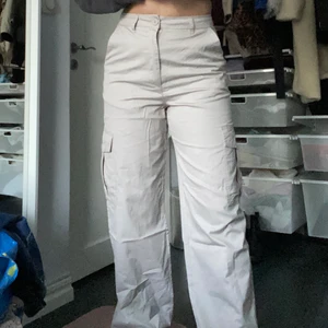 Byxor - Ett par helt nya byxor från HM, i ljusbeige färg. Med snedställda sidfickor i storlek 38.  Perfekta till sommaren🤗 Kan mötas i slussen 😊