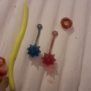 Pack! 1 monky nudel ring man drar på fingret 2 spayky balls  - Säljer ett pack jag tycker dom här sakerna är jätte bra!🤩