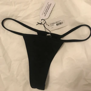 Bikinitrosa - Säljer dessa minimala bikinitrosor från NAKD då returtiden gått ut🤪 de är string och perfekta att sola i!!❤️❤️  alla lappar + hygienskydd kvar! Kommer ej att skicka bilder privat hur de sitter på☺️ frakten är 33kr