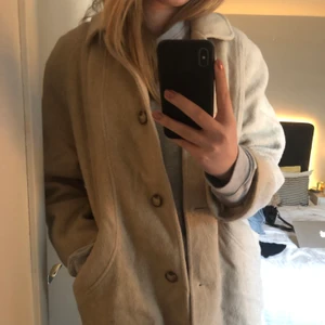 Kappa - Kappa jag köpt från beyond retro. Hade axelvaddar men klippte bort så det är två små hål inne i fodret (innanför jackan syns ej). Beige färg. 