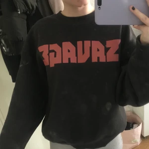 Sweatshirt gina - En jättefin sweatshirt från ginatricot. Det står ”savage” på den med röd text. Använd en del men jättefin fortfarande!! Frakt ingår inte