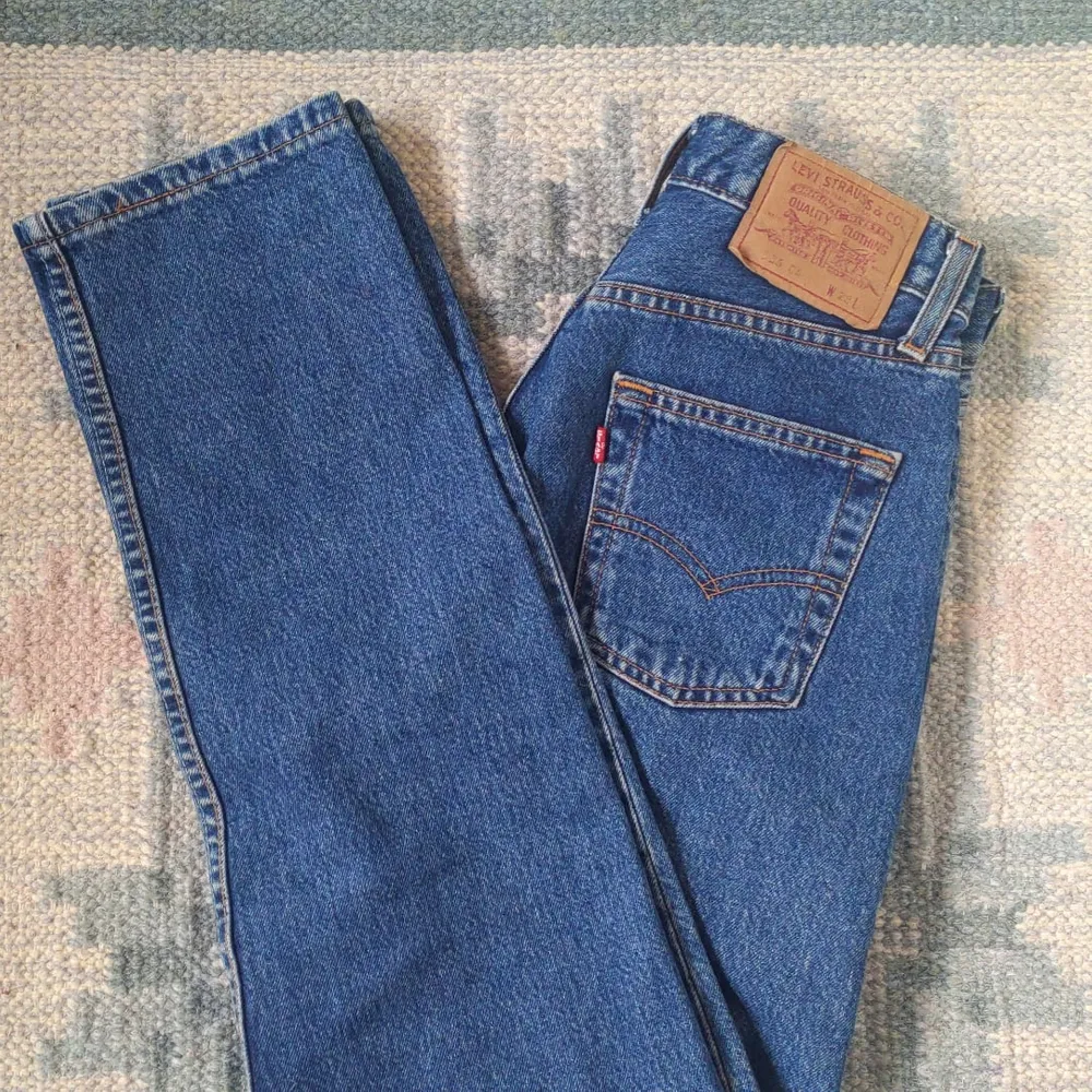 Vintage Levisjeans med raka ben, hög midja och knappgylf. Otroligt skick! Märkta W28 L32 men passar mig som har 25-26 i nyproducerade jeans. Jag är 169 cm lång om det hjälper! Kan hämtas vid Stockholms universitet eller skickas.. Jeans & Byxor.