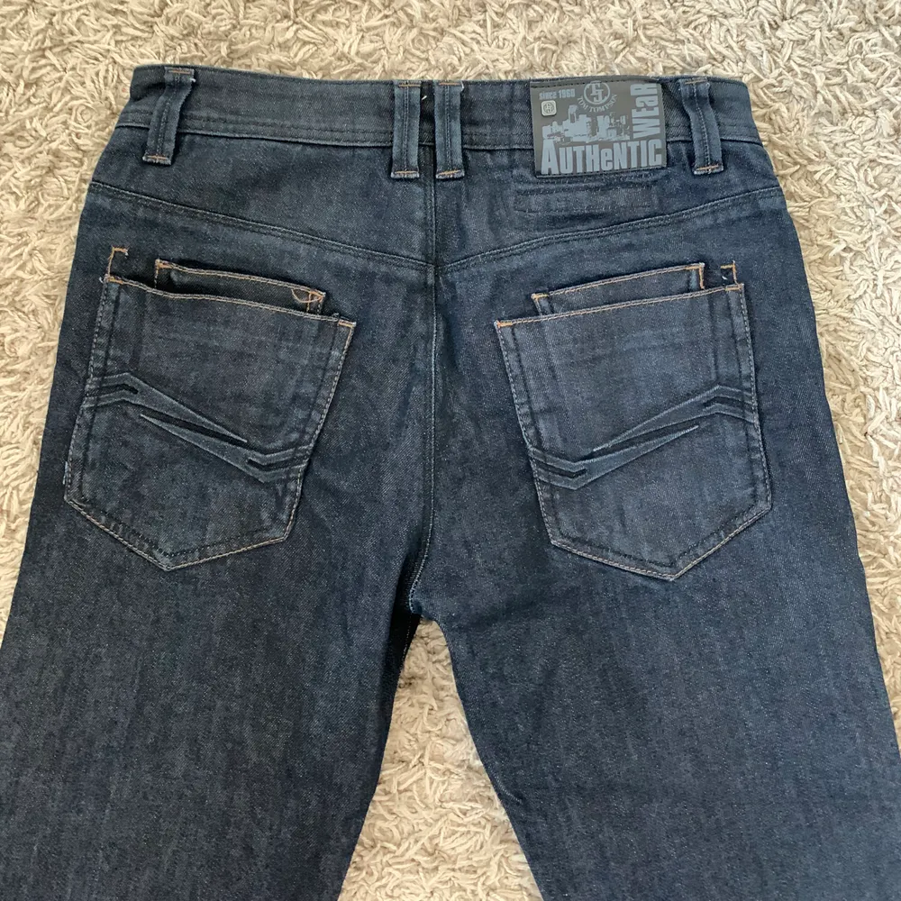 Jättefina lågmidjade jeans med coola fickor och detaljer! färgen syns bäst på bild 2, säljer pga tycker inte om modellen🙏🏻 storlek 29/32 och jag är en S/M och 170cm. Står ej för frakt. Jeans & Byxor.