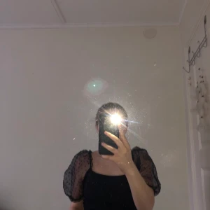 Tröja - En svart tröja med puff arma i stl m