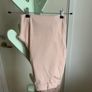 Casual byxor från Saint Tropez - Casual byxor från Saint Tropez storlek S. Aldrig använd, lappen sitter kvar. Lite större i storleken. Byxor har en stretchig revär längs byxbenssömn (insida). Rätt färgen på första bilden. 