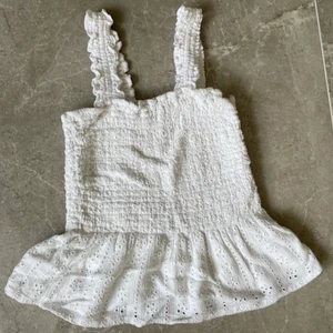 Vit Hollister topp - Gullig vit Hollister topp✨Perfekt till sommaren⚡️Mycket töjbar och kan nog passa xs-m💕