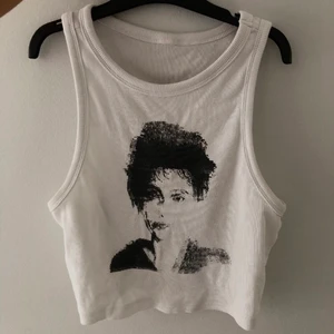 Vit topp - En vit ribbad tank top med tryck!