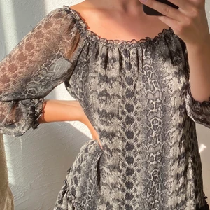 Sommarklänning🌸 - Supersöt klänning i ormskinn-mönster, som ej kommer till användning, säljer för 120kr✨