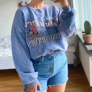 Blå/grå sweatshirt  - Stentvättad blå tröja i storlek M. Super skön och fin, men blir tyvärr inte använd. Tröjan är i nyskick! Frakt på 75 kr tillkommer 💙