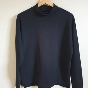 Tunn polo från Gina Tricot strl M - Tunn svart polo från Gina tricot i strl M. Knappt använd och i mycket fint skick.