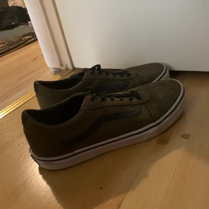 Old skool vans  - Old skool vans i mörkgrönt. Stl 37/38. Betalning sker vi swish och köparen står för ev frakt! ☺️
