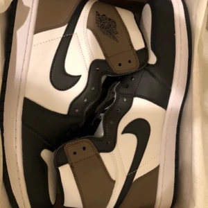 Jordans storlek 42 - De är i väldigt bra skick och det kommer med box!