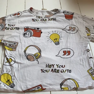 T-shirt från Zara - Fin t-shirt i jättebra skick, säljer pga att plagget imte kommer till användning. Sitter som XS/S. 