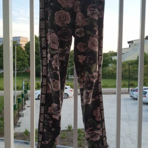 Tröja och byxa  - Tröja och byxor som är i bra skick svart rosa och lilla från kappahi har används några gånger