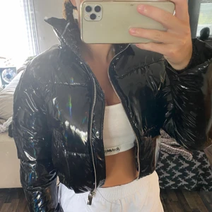 Croppad jacka - Croppad jacka från Bershka, otroligt varm så man fryser inte på vintern. Reflekterar i alla färger i solen. 