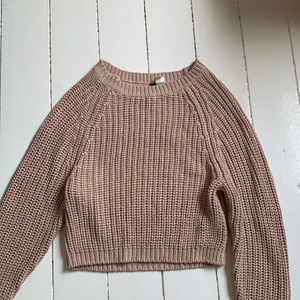 HM stickad tröja - Stickad tröja i en smutsig rosa färg. Knappt använd, jättebra skick!!