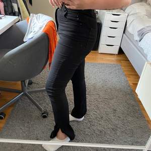 Svarta jeans med slits från gina men som tyvärr aldrig kommer aldrig till användning, jag är ca 161 cm. Nästan aldrig använda, nypris 500kr. Pris + 66kr spårbar frakt! 🦋