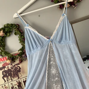 Blått natt linne  - HALLÅ! Jag tänkte sälja mitt ljus blå / babyblåa linne då jag inte får någon användning av det o jag tycker det är ett så unikt o fint linne så det är bättre ifall någon som skulle använda det mer får det 🥰 det är köpt på en secondhand butik. Det är helt felfritt och helt. Det har ett knäppe i ryggen så att man kan justera storlek. Det står att det är en ” L” men den sitter som en S-M. Den har ett litet smyckes hängt med rosett vid bröstet, är det flera som är intresserade blir det budgivning. Annars kan det köpas direkt för 300💛